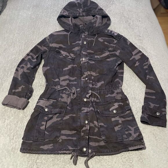 𝅺ARITZIA Talula Camo Trooper Jacket size XS - Picture 2 of 8